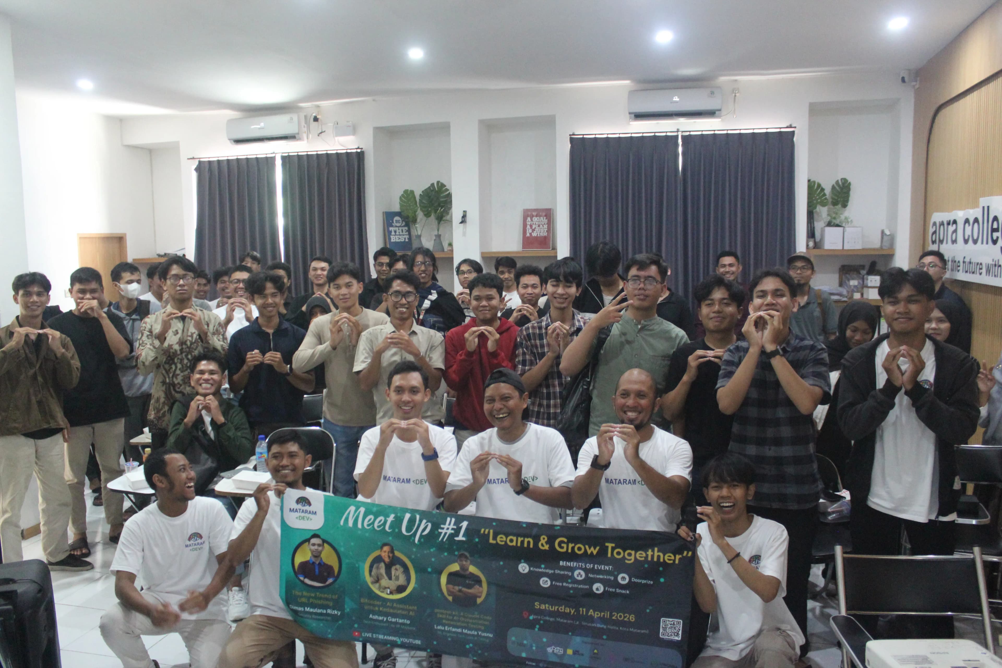 Foto bareng anggota komunitas Mataram Dev